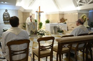 3-Messe quotidienne dans la chapelle de la résidence Sainte-Marthe: « L'Esprit Saint, maître de l'harmonie »