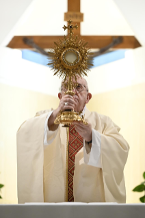 10-Misa celebrada por el papa Francisco de forma privada en la capilla de la Casa Santa Marta: <i>El Espíritu Santo, maestro de la armonía</i>