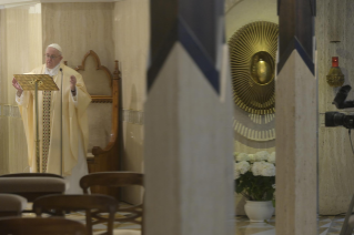 1-Misa celebrada por el papa Francisco de forma privada en la capilla de la Casa Santa Marta: <i>Dejemos que la luz de Dios entre en nosotros para no ser como murciélagos en las tinieblas</i>