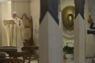 1-Celebrazione della Santa Messa nella Cappella della <i>Domus Sanctae Marthae</i>: "Lasciar entrare in noi la luce di Dio  per non essere come pipistrelli nelle tenebre"