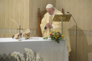 2-Misa celebrada por el papa Francisco de forma privada en la capilla de la Casa Santa Marta: <i>Dejemos que la luz de Dios entre en nosotros para no ser como murciélagos en las tinieblas</i>