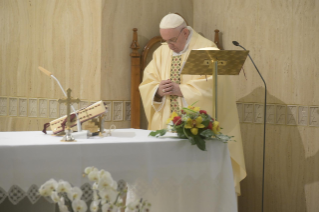 2-Celebrazione della Santa Messa nella Cappella della <i>Domus Sanctae Marthae</i>: "Lasciar entrare in noi la luce di Dio  per non essere come pipistrelli nelle tenebre"