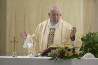 4-Celebrazione della Santa Messa nella Cappella della <i>Domus Sanctae Marthae</i>: "Lasciar entrare in noi la luce di Dio  per non essere come pipistrelli nelle tenebre"