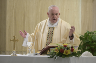 4-Misa celebrada por el papa Francisco de forma privada en la capilla de la Casa Santa Marta: <i>Dejemos que la luz de Dios entre en nosotros para no ser como murciélagos en las tinieblas</i>