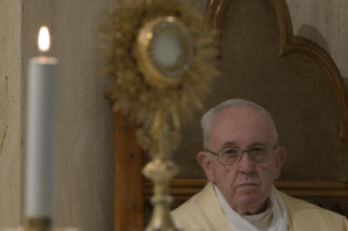 7-Celebrazione della Santa Messa nella Cappella della <i>Domus Sanctae Marthae</i>: "Lasciar entrare in noi la luce di Dio  per non essere come pipistrelli nelle tenebre"