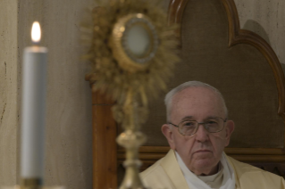 7-Misa celebrada por el papa Francisco de forma privada en la capilla de la Casa Santa Marta: <i>Dejemos que la luz de Dios entre en nosotros para no ser como murciélagos en las tinieblas</i>