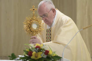 8-Misa celebrada por el papa Francisco de forma privada en la capilla de la Casa Santa Marta: <i>Dejemos que la luz de Dios entre en nosotros para no ser como murciélagos en las tinieblas</i>