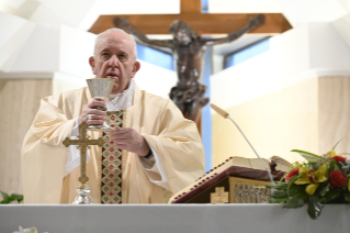 5-Misa celebrada por el papa Francisco de forma privada en la capilla de la Casa Santa Marta: <i>Jesús ruega por nosotros ante el Padre, mostrando sus llagas</i>