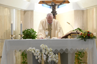 3-Misa celebrada por el papa Francisco de forma privada en la capilla de la Casa Santa Marta: <i>Jesús ruega por nosotros ante el Padre, mostrando sus llagas</i>