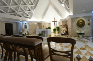 6-Misa celebrada por el papa Francisco de forma privada en la capilla de la Casa Santa Marta: <i>Jesús ruega por nosotros ante el Padre, mostrando sus llagas</i>