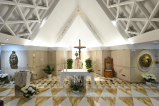 7-Misa celebrada por el papa Francisco de forma privada en la capilla de la Casa Santa Marta: <i>Jesús ruega por nosotros ante el Padre, mostrando sus llagas</i>