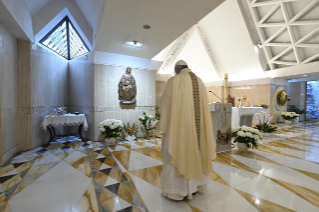 8-Misa celebrada por el papa Francisco de forma privada en la capilla de la Casa Santa Marta: <i>Jesús ruega por nosotros ante el Padre, mostrando sus llagas</i>