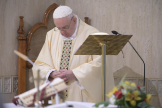 1-Misa celebrada por el papa Francisco de forma privada en la capilla de la Casa Santa Marta. <i>Cristo forma el corazón de los pastores a la cercanía con el pueblo de Dios</i>