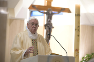 4-Misa celebrada por el papa Francisco de forma privada en la capilla de la Casa Santa Marta. <i>Cristo forma el corazón de los pastores a la cercanía con el pueblo de Dios</i>