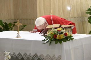 1-Celebrazione della Santa Messa nella Cappella della <i>Domus Sanctae Marthae</i>: "La fede va trasmessa, va offerta, soprattutto con la testimonianza"