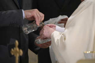 4-Misa celebrada por el papa Francisco de forma privada en la capilla de la Casa Santa Marta: <i>Volver siempre al primer encuentro</i>