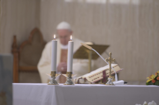 1-Misa celebrada por el papa Francisco de forma privada en la capilla de la Casa Santa Marta: <i>El pequeño linchamiento diario de las habladurías</i>