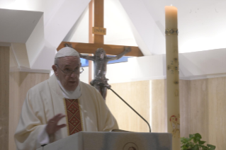 2-Messe quotidienne dans la chapelle de la résidence Sainte-Marthe : « Le petit lynchage quotidien du bavardage »