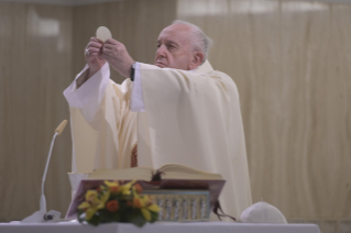 3-Misa celebrada por el papa Francisco de forma privada en la capilla de la Casa Santa Marta: <i>El pequeño linchamiento diario de las habladurías</i>