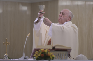 5-Misa celebrada por el papa Francisco de forma privada en la capilla de la Casa Santa Marta: <i>El pequeño linchamiento diario de las habladurías</i>
