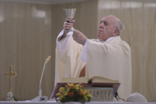 5-Messe quotidienne dans la chapelle de la résidence Sainte-Marthe : « Le petit lynchage quotidien du bavardage »