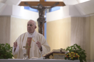 6-Messe quotidienne dans la chapelle de la résidence Sainte-Marthe : « Le petit lynchage quotidien du bavardage »