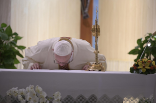 7-Messe quotidienne dans la chapelle de la résidence Sainte-Marthe : « Le petit lynchage quotidien du bavardage »