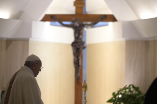 8-Messe quotidienne dans la chapelle de la résidence Sainte-Marthe : « Le petit lynchage quotidien du bavardage »