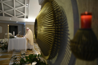1-Misa celebrada por el papa Francisco de forma privada en la capilla de la Casa Santa Marta: <i>Concretos y sencillos como los pequeños</i>