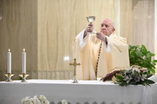 7-Misa celebrada por el papa Francisco de forma privada en la capilla de la Casa Santa Marta: <i>Concretos y sencillos como los pequeños</i>