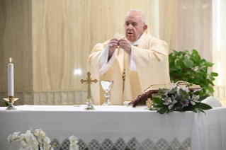 6-Misa celebrada por el papa Francisco de forma privada en la capilla de la Casa Santa Marta: <i>Concretos y sencillos como los pequeños</i>