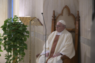 1-Messe quotidienne dans la chapelle de la résidence Sainte-Marthe: « Sans témoignage et sans prière on ne peut pas faire de prédication apostolique »