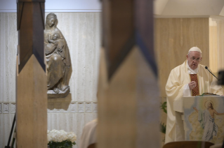 2-Misa celebrada por el papa Francisco de forma privada en la capilla de la Casa Santa Marta. <i>Sin testimonio y oración no se puede hacer predicación apostólica</i>