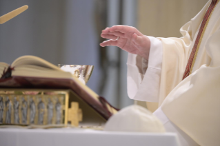 3-Misa celebrada por el papa Francisco de forma privada en la capilla de la Casa Santa Marta. <i>Sin testimonio y oración no se puede hacer predicación apostólica</i>