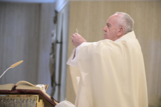 5-Misa celebrada por el papa Francisco de forma privada en la capilla de la Casa Santa Marta. <i>Sin testimonio y oración no se puede hacer predicación apostólica</i>