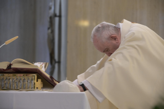 7-Misa celebrada por el papa Francisco de forma privada en la capilla de la Casa Santa Marta. <i>Sin testimonio y oración no se puede hacer predicación apostólica</i>