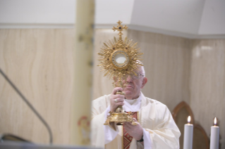 10-Misa celebrada por el papa Francisco de forma privada en la capilla de la Casa Santa Marta. <i>Sin testimonio y oración no se puede hacer predicación apostólica</i>