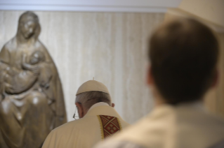 11-Misa celebrada por el papa Francisco de forma privada en la capilla de la Casa Santa Marta. <i>Sin testimonio y oración no se puede hacer predicación apostólica</i>