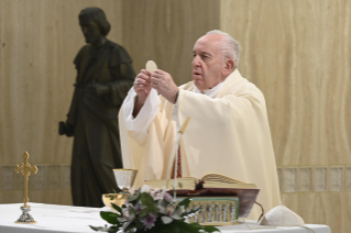 2-Misa celebrada por el papa Francisco de forma privada en la capilla de la Casa Santa Marta: <i>El trabajo es la vocación del hombre</i>