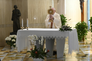 7-Misa celebrada por el papa Francisco de forma privada en la capilla de la Casa Santa Marta: <i>El trabajo es la vocación del hombre</i>