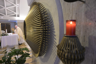 8-Misa celebrada por el papa Francisco de forma privada en la capilla de la Casa Santa Marta. <i>Todos tenemos un único Pastor: Jesús</i>