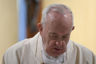 13-Misa celebrada por el papa Francisco de forma privada en la capilla de la Casa Santa Marta: <i>Actitudes que impiden conocer a Cristo</i>