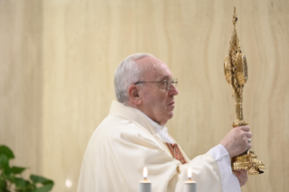 12-Misa celebrada por el papa Francisco de forma privada en la capilla de la Casa Santa Marta: <i>Actitudes que impiden conocer a Cristo</i>