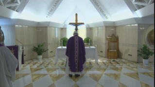 8-Messe quotidienne dans la chapelle de la résidence Sainte-Marthe: « Avec le “ cœur nu ” »