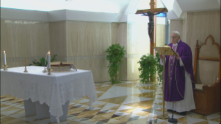 9-Messe quotidienne dans la chapelle de la résidence Sainte-Marthe: « Avec le “ cœur nu ” »