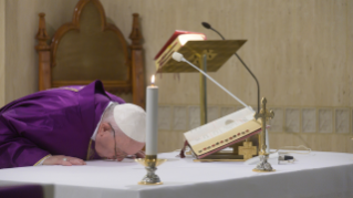 2-Misa celebrada por el papa Francisco de forma privada en la capilla de la Casa Santa Marta: <i>La gracia de la vergüenza</i>