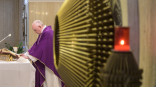 4-Misa celebrada por el papa Francisco de forma privada en la capilla de la Casa Santa Marta: <i>La gracia de la vergüenza</i>