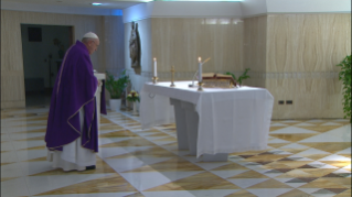0-Misa celebrada por el papa Francisco de forma privada en la capilla de la Casa Santa Marta: <i>Pecadores, pero en diálogo con Dios</i>