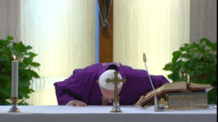 1-Messe quotidienne dans la chapelle de la résidence Sainte-Marthe : « Pécheurs, mais en dialogue avec Dieu »