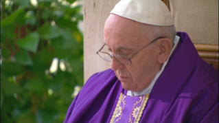 3-Messe quotidienne dans la chapelle de la résidence Sainte-Marthe : « Pécheurs, mais en dialogue avec Dieu »